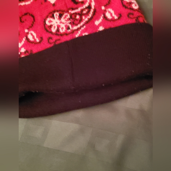 Guns and 🌹 Roses Red Bandana Knit Hat - Picture 3 of 3